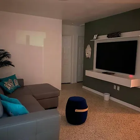 Stayover In Miami Home 2Br - 1Bth - Free Parking Exterior photo