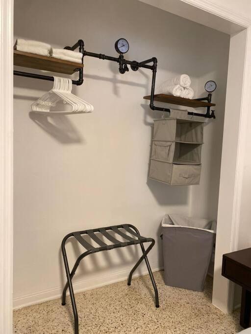 Apartment Stayover In 2br - 1bth - Free Parking *