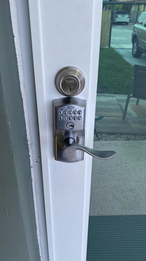 Stayover In 2br - 1bth - Free Parking Apartment