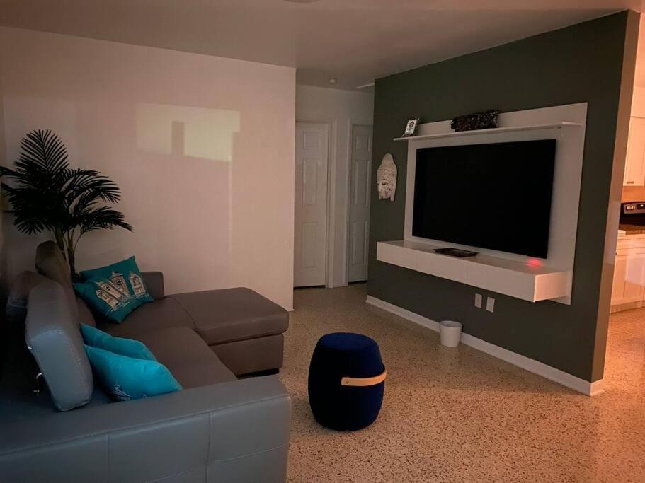Stayover In 2br - 1bth - Free Parking